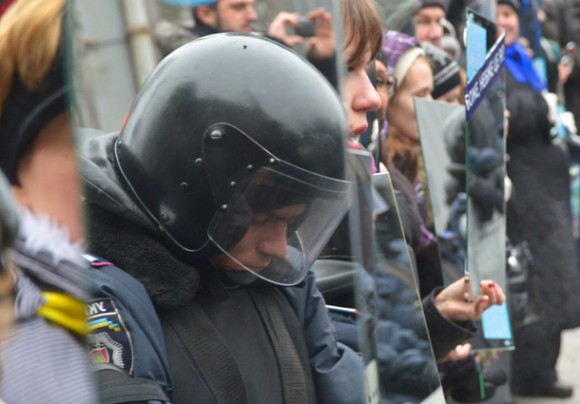Ukraine-police-in-mirror-looking-down-e1388874660280